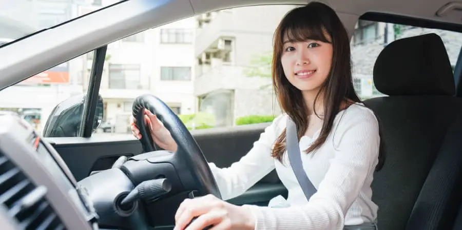 車を運転する女性