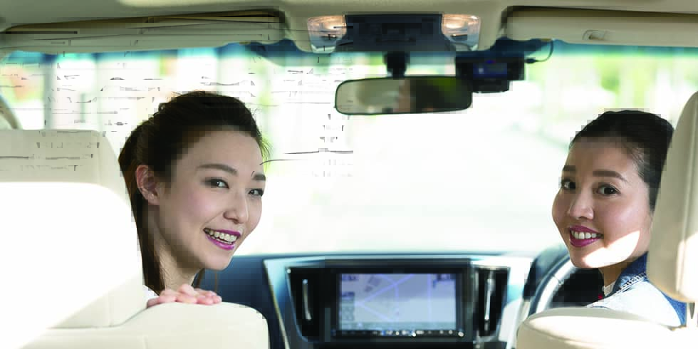 女の人と軽自動車