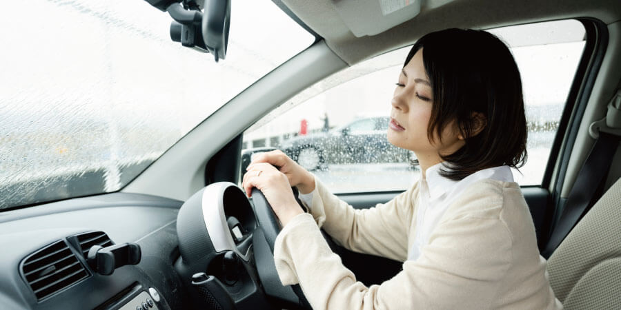 雨の日の運転　女性
