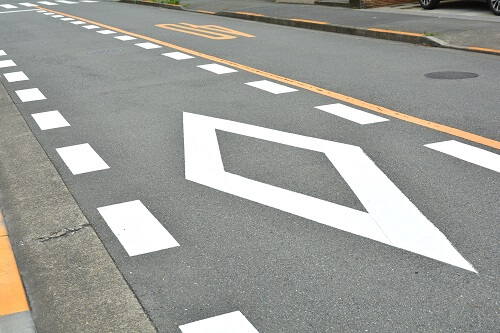 信号のない横断歩道を知らせるひし形の路面表示