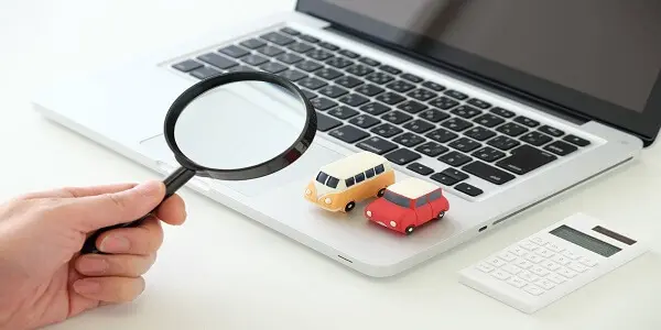 パソコンでクルマのことを検索しているイメージ画像