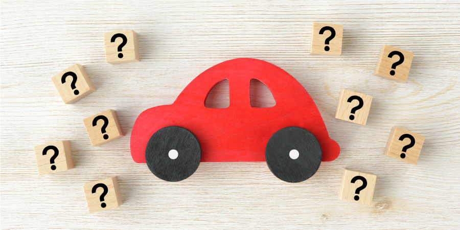 車のおもちゃとクエスチョンマークのブロック　質問イメージ