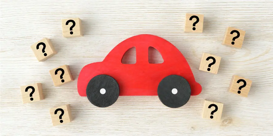 車のおもちゃとクエスチョンマーク 車選びメージ