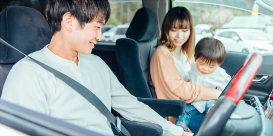 車内の父親、母親、子ども　安全運転のイメージ