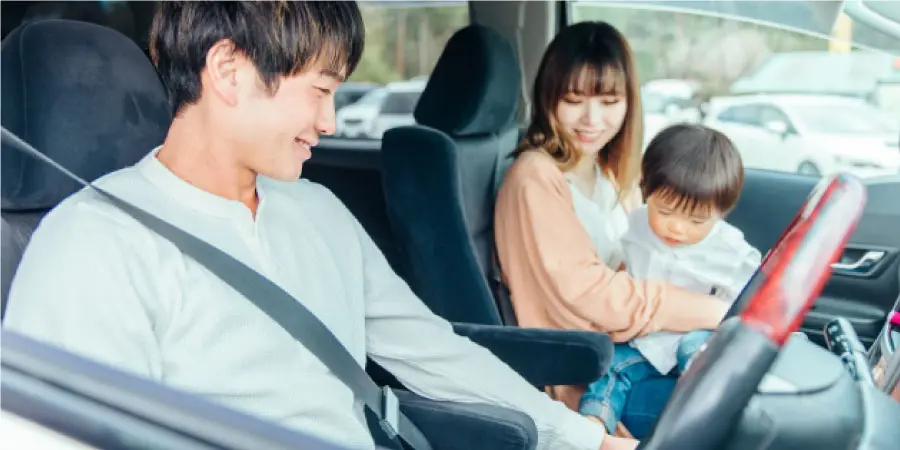 車内の父親、母親、子ども 安全運転のイメージ