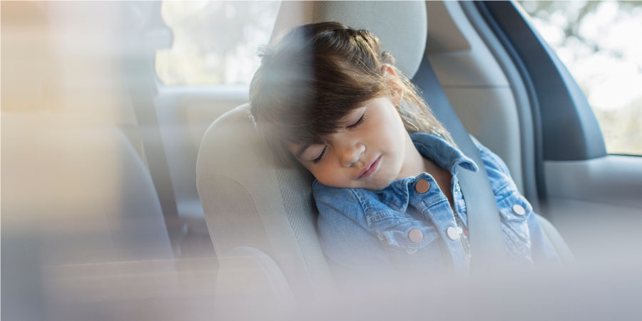 車内で寝ている子ども　静かな走行音イメージ