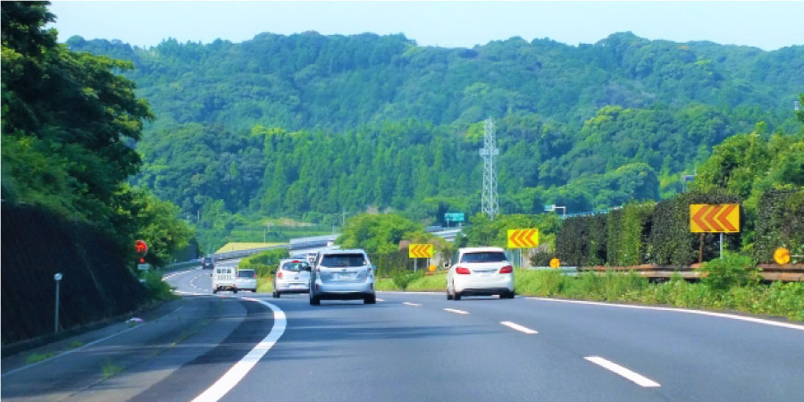 郊外の高速道路　ガソリン車と燃費の差を感じない道イメージ