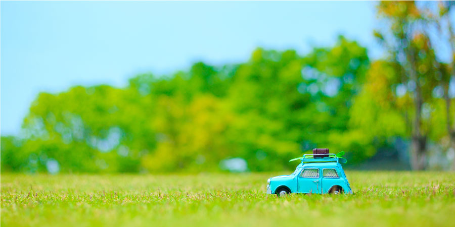 芝生に車のおもちゃ　環境に優しい車イメージ
