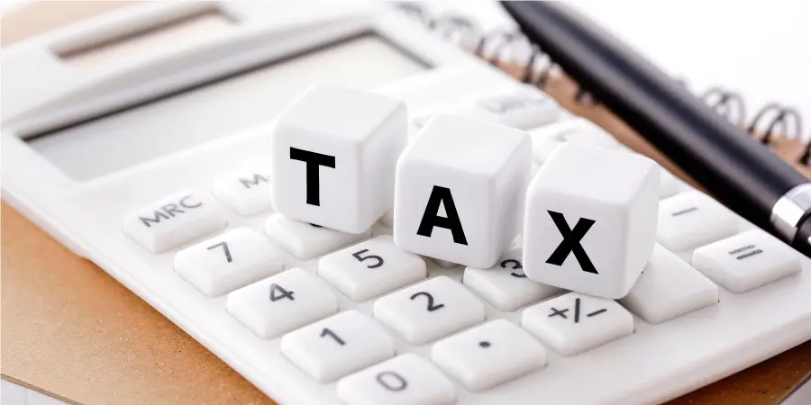 ペンと電卓とTAXの文字