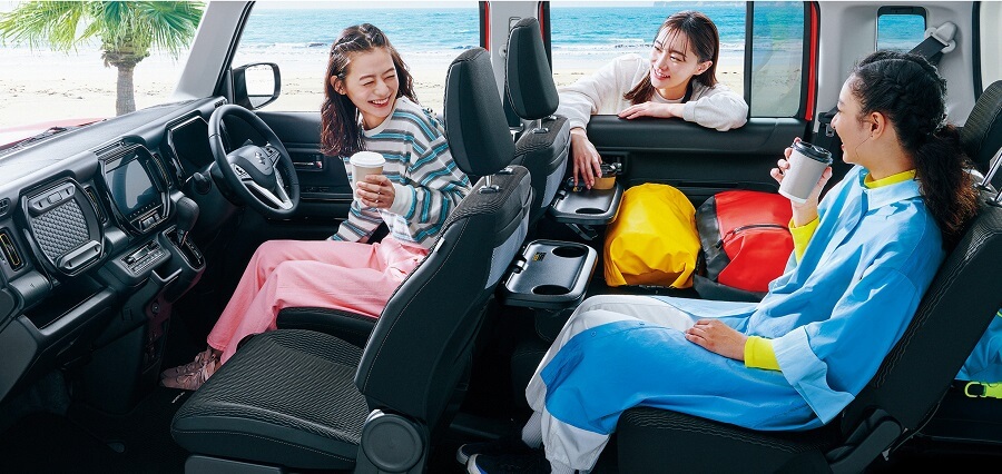 ハスラーの車内