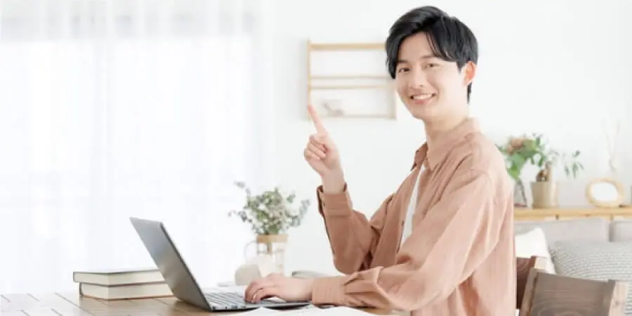 パソコン操作をする男性