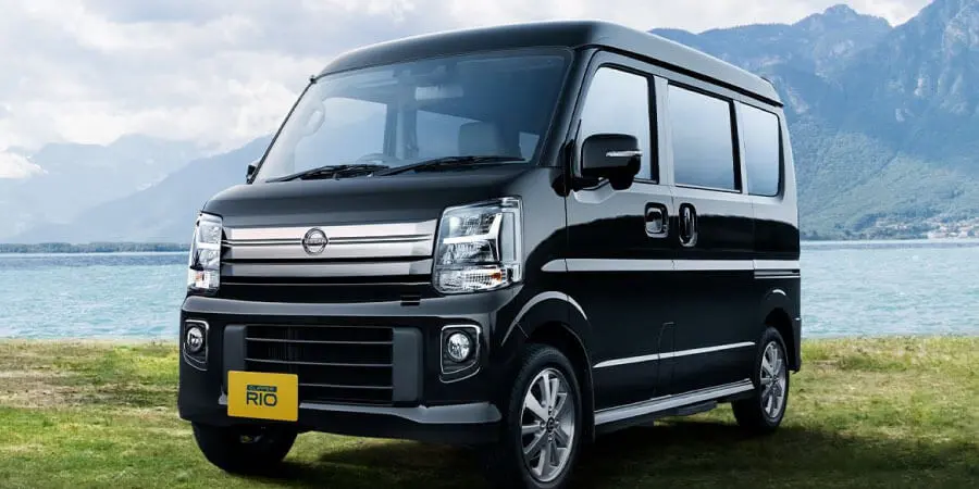 川岸に停車している新型クリッパーリオ