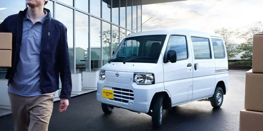 クリッパーEVから荷物を運び出す男性