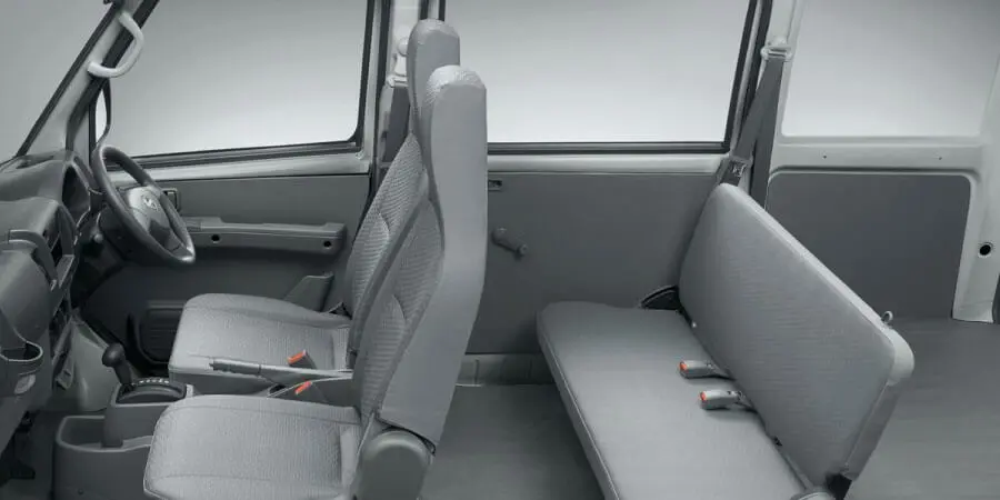 4シーター(2WD)。内装色はグレー〈K〉