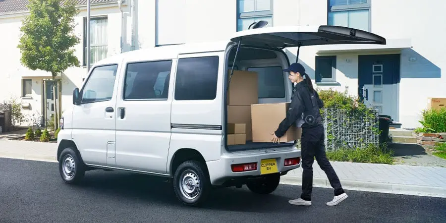 クリッパーEVに段ボールを積み込む女性