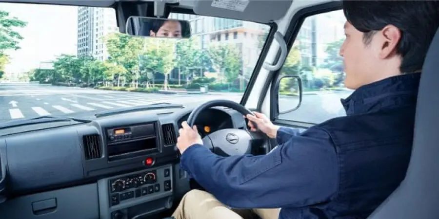クリッパーEVを運転する男性