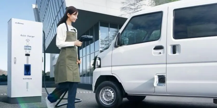 クリッパーEVに充電する女性