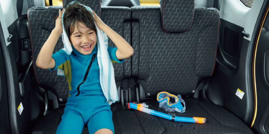 濡れた水着のままシートに座る子供