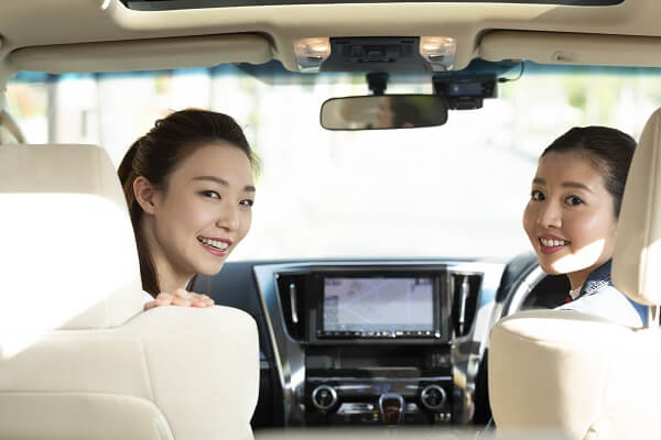 車内の女性たち