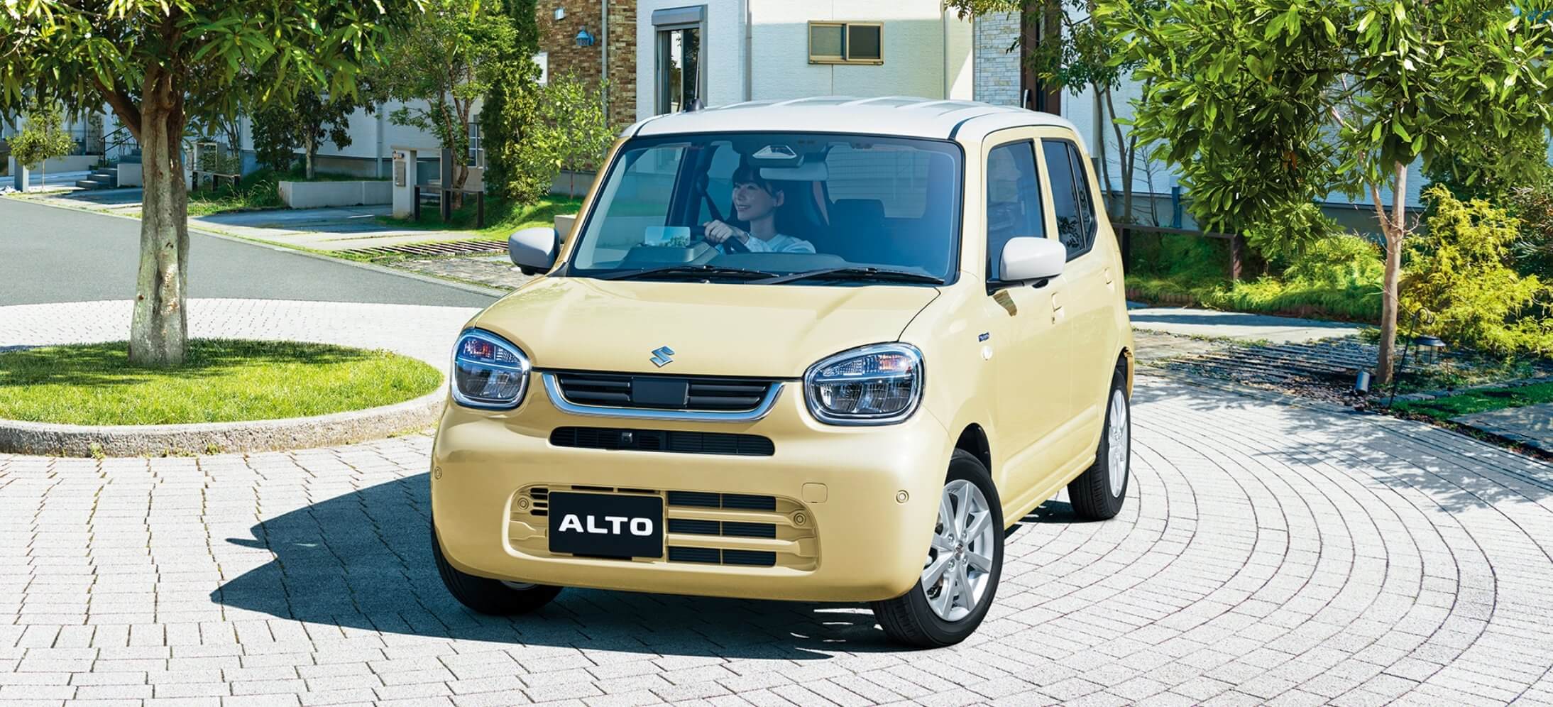 アルト HYBRID X 2WD。ボディカラーはシフォンアイボリーメタリック ソフトベージュ2トーンルーフ(E84)
