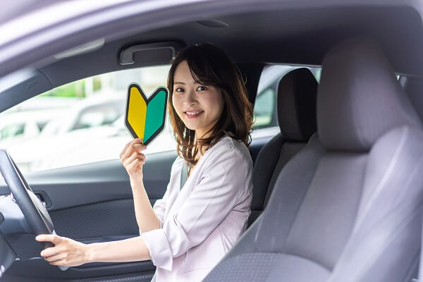 初心者マークを持つ女性