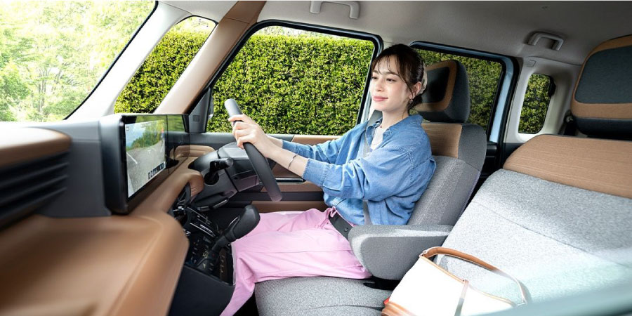 新型ルークス を運転する女性