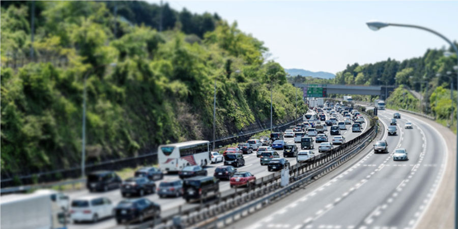 渋滞中の車道