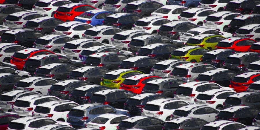 たくさんの色とりどりの車