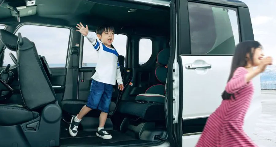 タントのミラクルオープンドアから降りる子どもたち